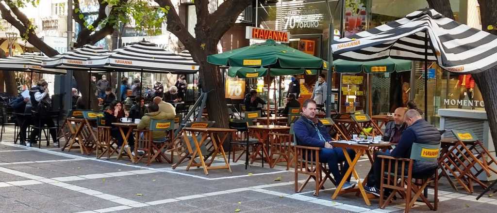 Gran movimiento en los cafés del centro mendocino