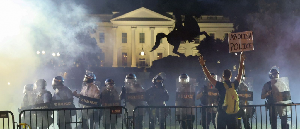 Trump se refugió en su búnker y el caos se apodera de las calles de EEUU