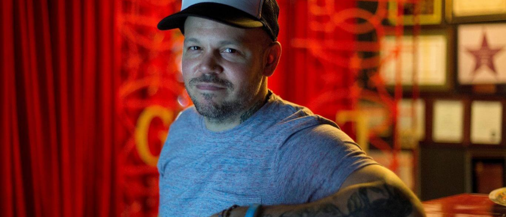 Residente prepara la salida de su propia cerveza