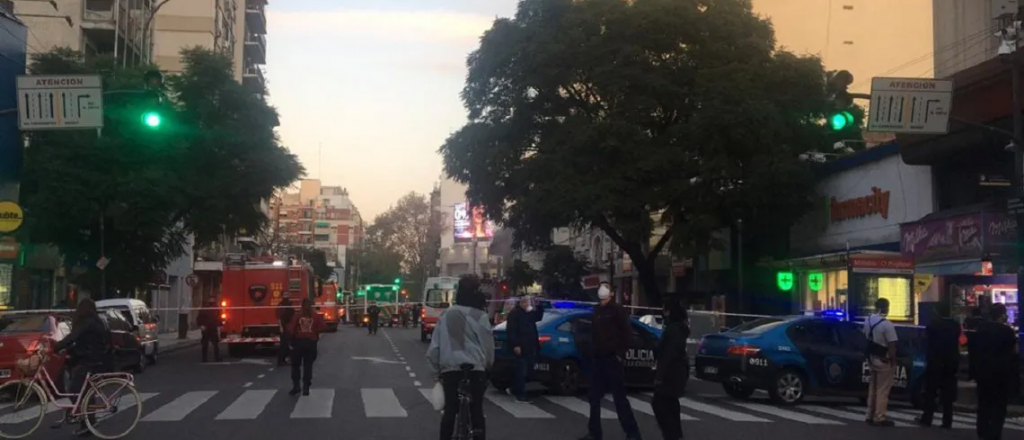 Seis bomberos heridos por una fuerte explosión en un edificio de Capital Federal