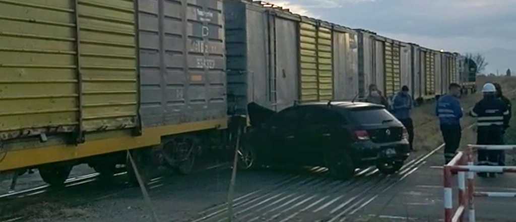 Videos: un auto embistió a un tren de carga en San Martín