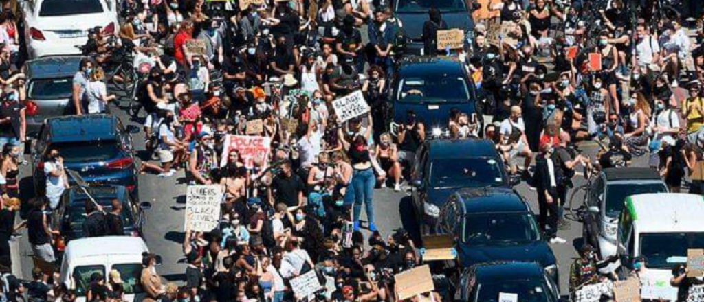 Miles de ingleses protestan en Londres contra el racismo en plena pandemia 