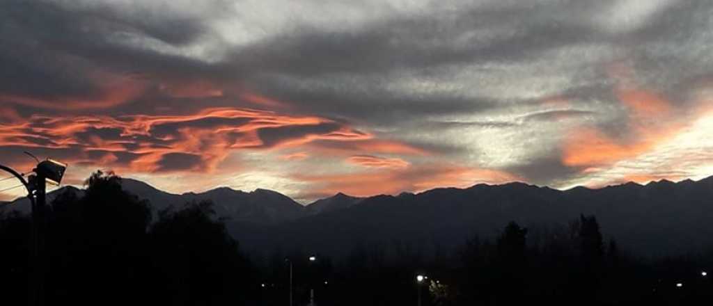 Majestuoso atardecer en Mendoza este martes