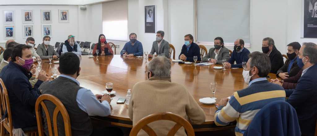 Suarez y los intendentes evalúan ponerle un tope al Impuesto Automotor