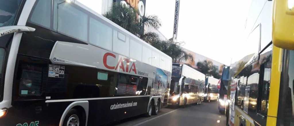 Por la vuelta al trabajo: choferes de larga distancia protestaron en la Terminal