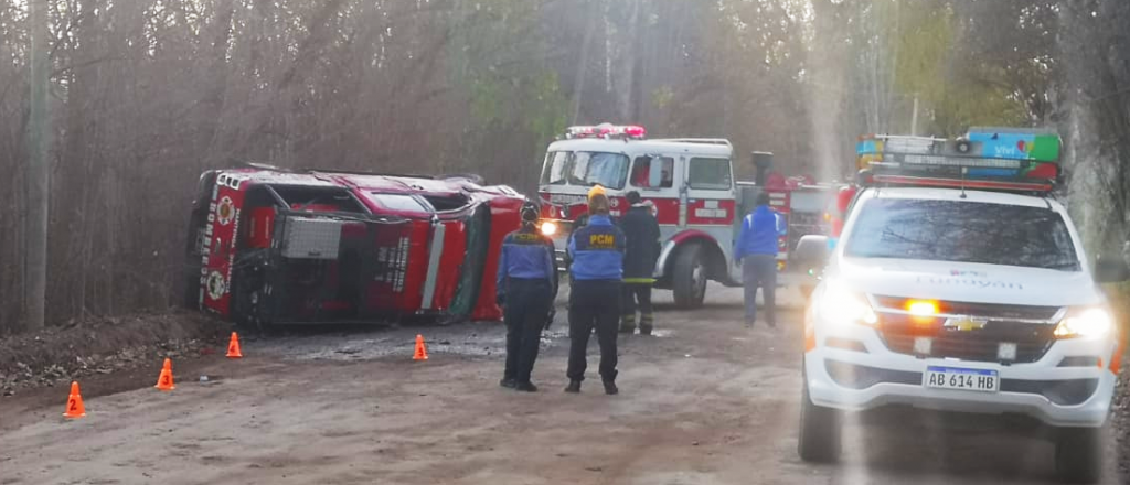 Bomberos volvían de apagar un incendio en Tunuyán y volcaron 