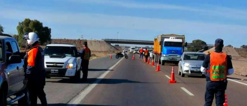 Aislaron a policías que asistieron a un camionero que tenía síntomas y murió