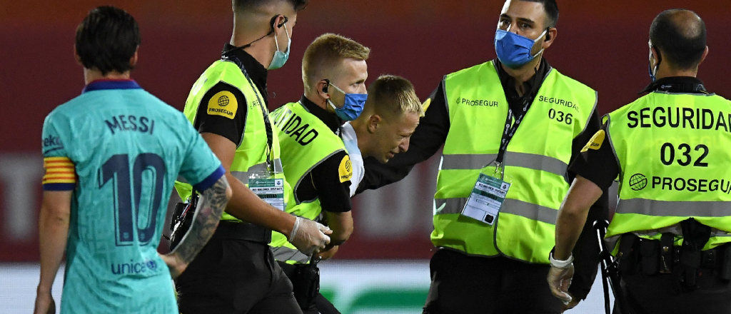 Un hincha se coló al campo de juego en un partido a puertas cerradas