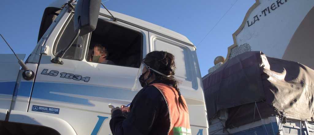 Alerta por tres camioneros que llegaron de Chile con síntomas