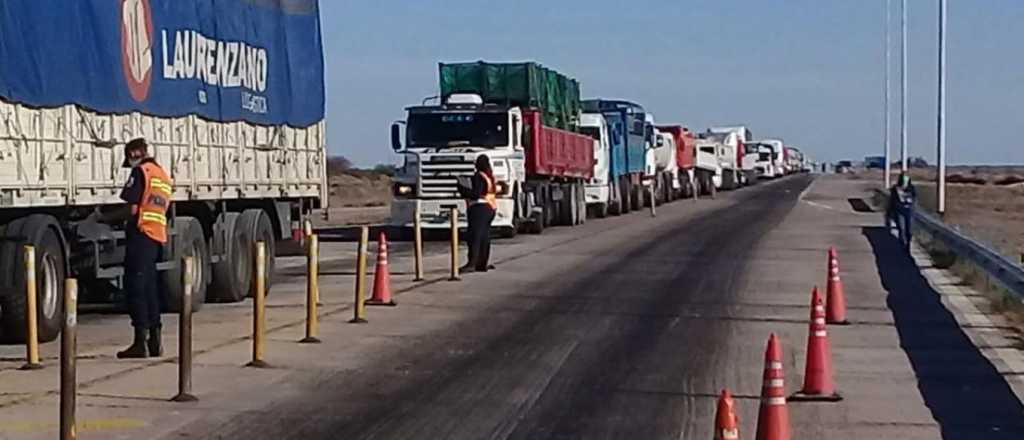 Cinco kilómetros de fila para cruzar el limite Mendoza-San Juan