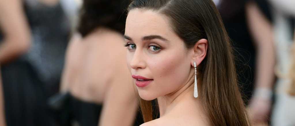 Emilia Clarke se muestra sin maquillaje y enseña sus trucos de belleza