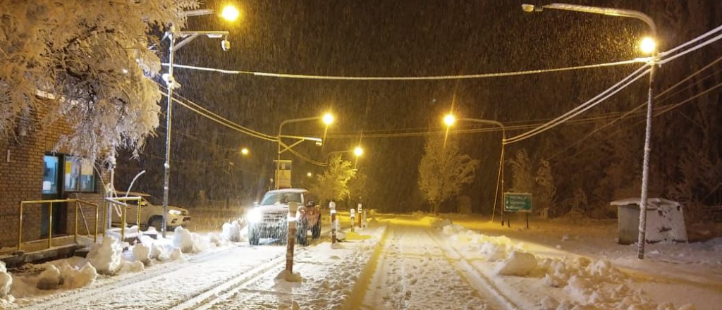 Impresionante acumulación de nieve en El Sosneado