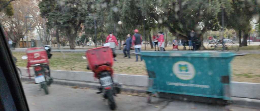 Escrachan a repartidores jugando un "picado" en la Cuarta Sección