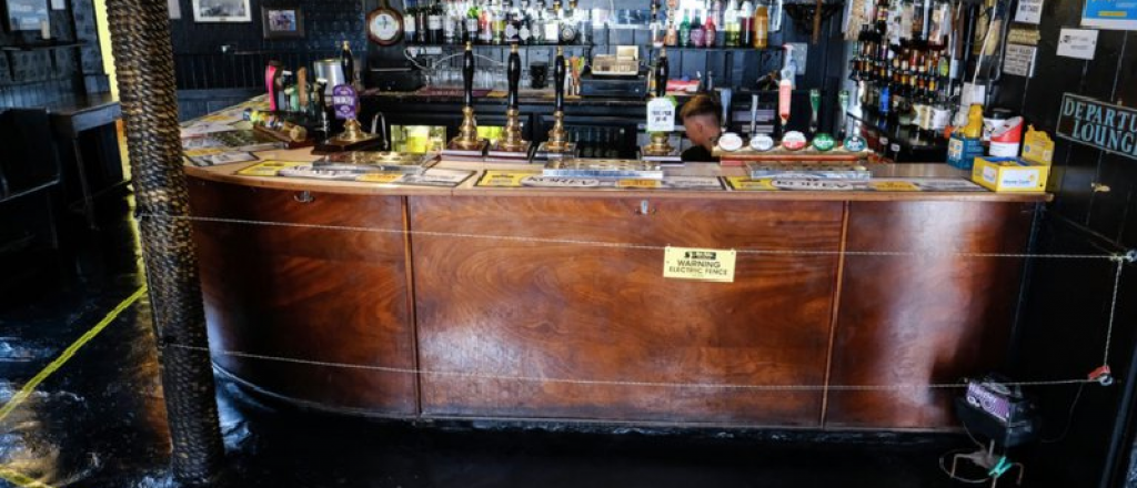 Un bar puso una cerca eléctrica para que se respete el distanciamiento