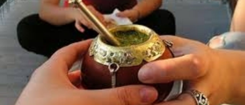 Amenazan con sacar los paquetes de yerba si la gente comparte el mate