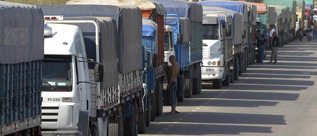 Camioneros hacen paro en rechazo a supuestos "atropellos" de choferes