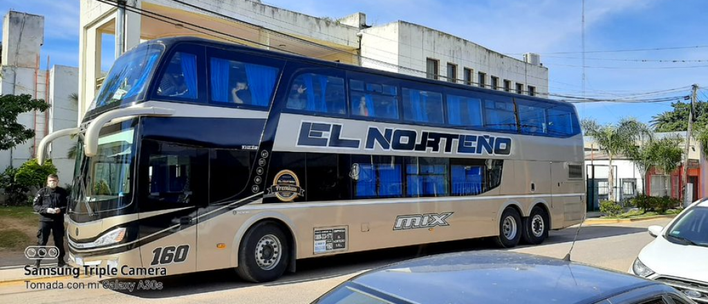 Detienen micro con trabajadores mendocinos con permisos falsos