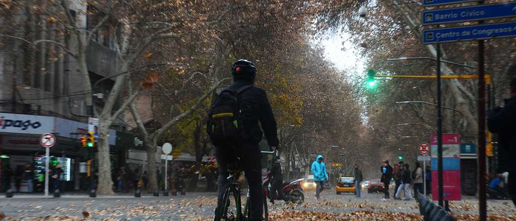 Viernes frío en Mendoza, con Zonda en altura