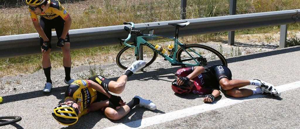 Video: un ciclista perdió un dedo en una caída en plena competencia 