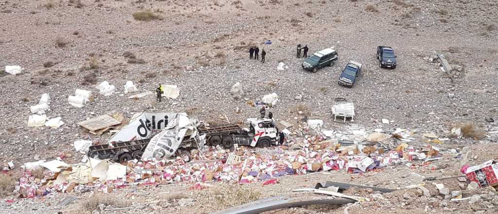 Un camión cayó al vacío en Alta Montaña 