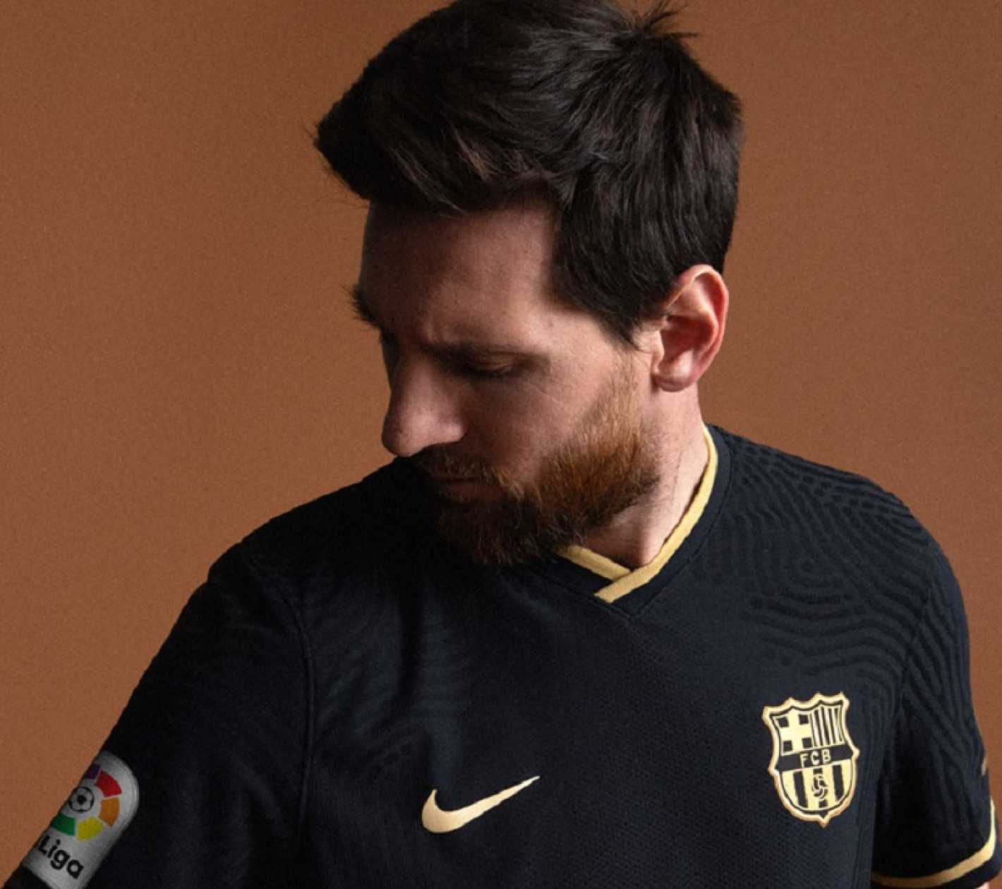 Messi Posó Con La Nueva Camiseta Negra Y Dorada Del Barcelona Mendoza Post 8447