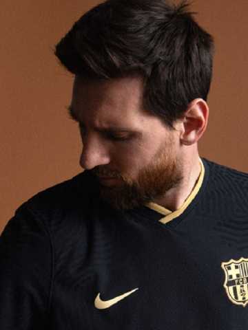 Messi pos con la nueva camiseta negra y dorada del Barcelona