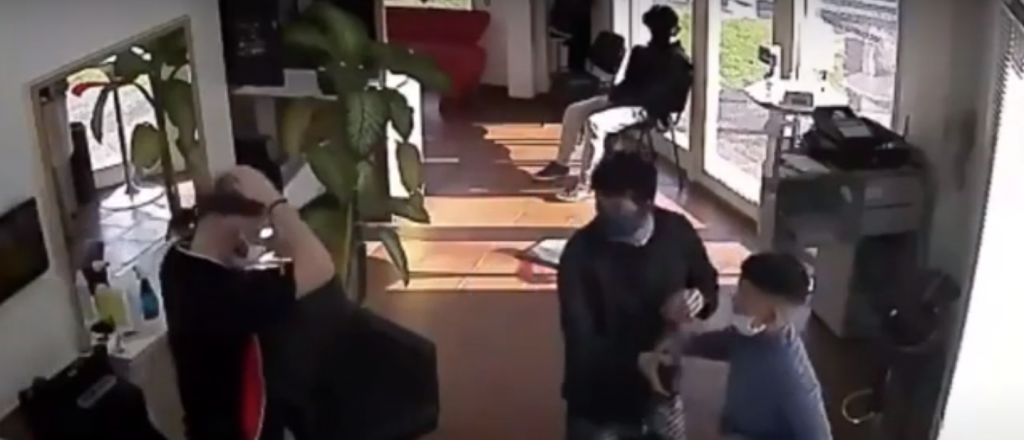 Se cortó el pelo con su hijo de 11 años y antes de irse asaltaron al peluquero en Vicente López