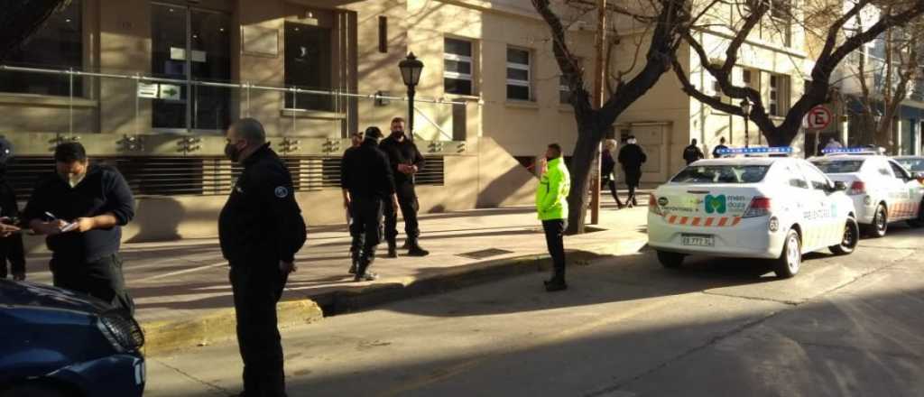 Un ladrón entró a robar y tomó de rehén a un paciente de la Clínica de Cuyo