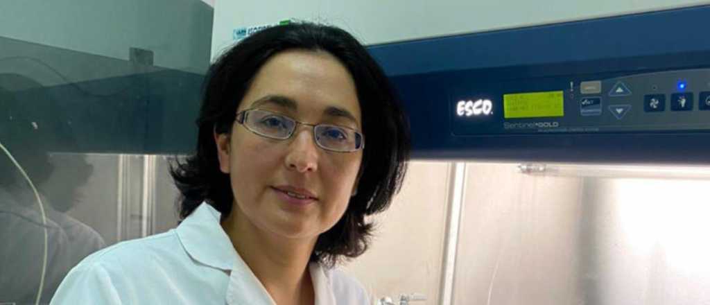 Una mendocina participa de la prueba de spray nasal contra el coronavirus