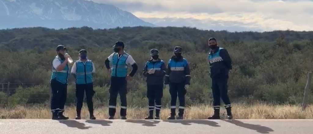 Filman a preventores de Tupungato tomando agua de la misma botella