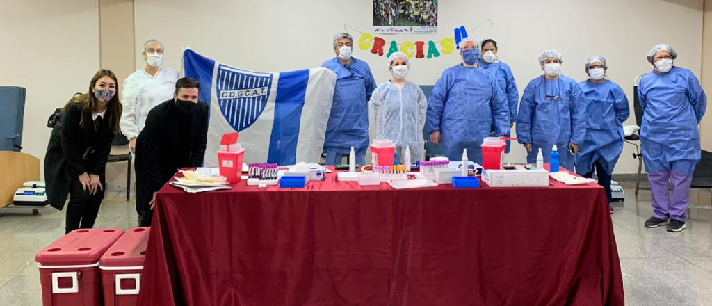 Un grupo de hinchas del Tomba donó sangre para los niños del Notti