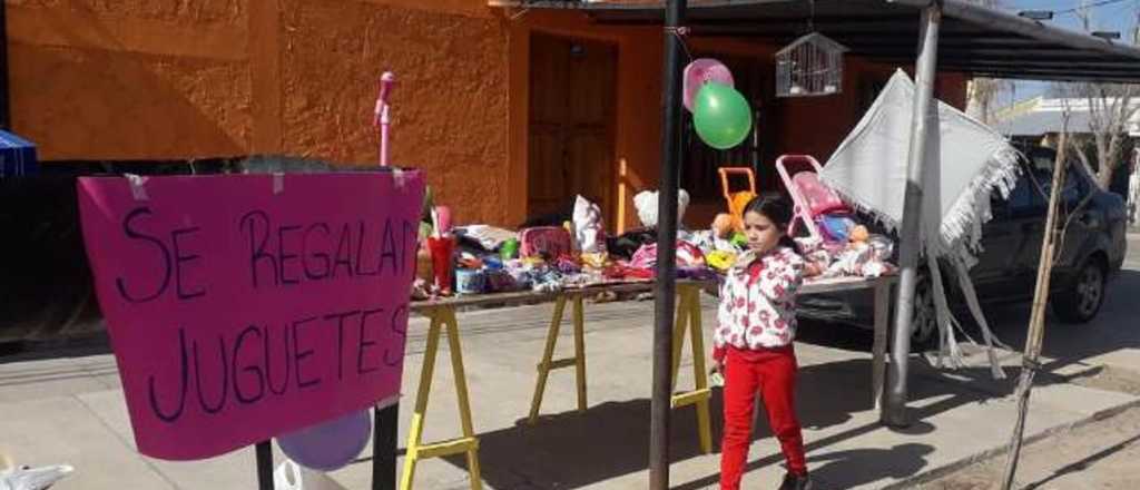 Hermanitas sacaron sus juguetes a la vereda para los niños que necesiten