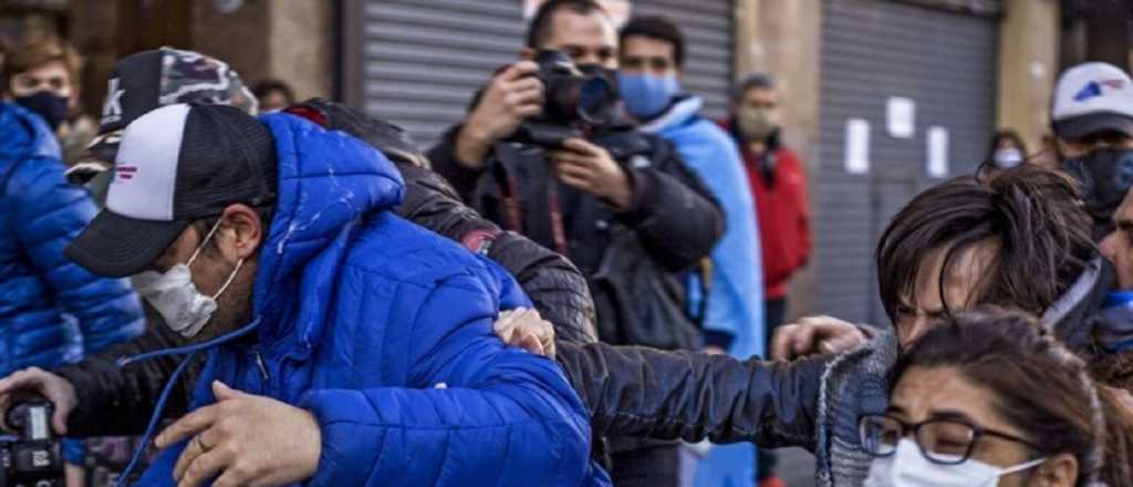 Empujones e insultos frente a un móvil de C5N en el Obelisco