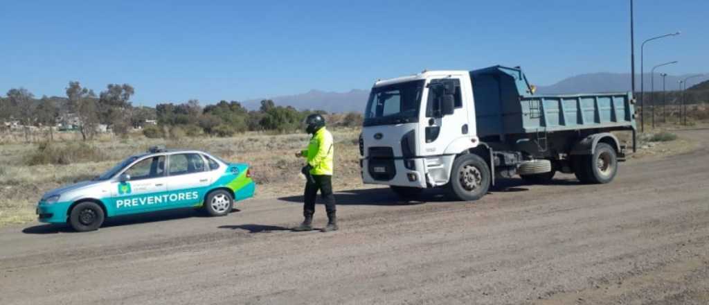 Ciudad multó con 10 mil pesos a dos camioneros por arrojar basura