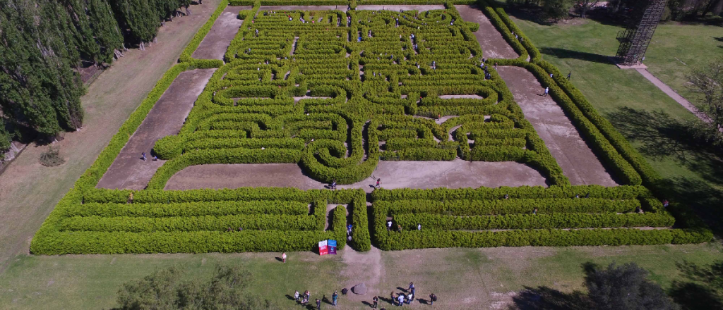 El Laberinto de Borges tiene iluminación y ahora se puede visitar de noche
