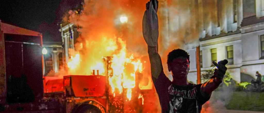 Manifestantes en Wisconsin quemaron edificios y autos