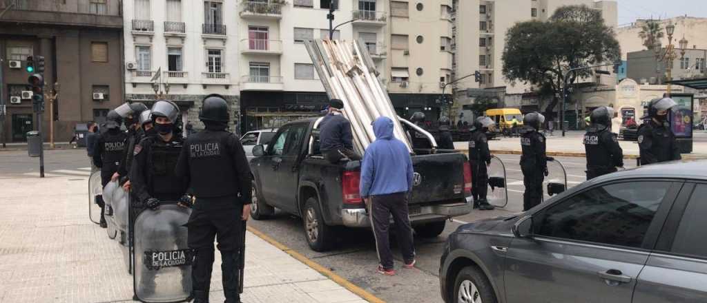 La policía no dejó instalar la carpa en el Congreso en contra de la Reforma