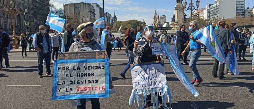 Así fue el banderazo contra la Reforma Judicial en la puerta del Congreso