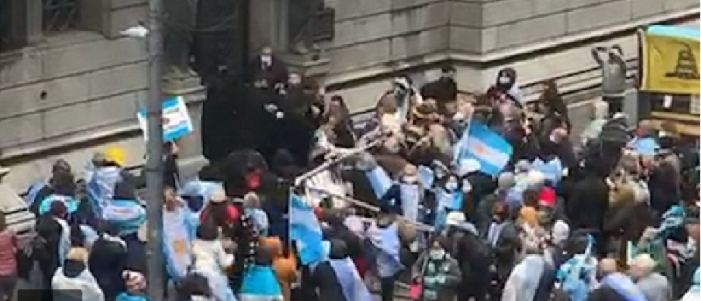 Manifestantes opositores intentaron ingresar por la fuerza al Congreso