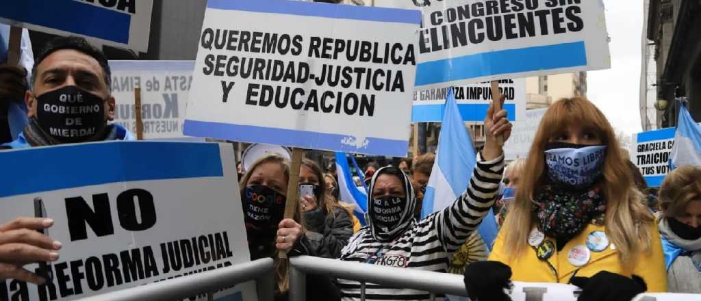 Manifestantes opositores intentaron ingresar por la fuerza al Congreso