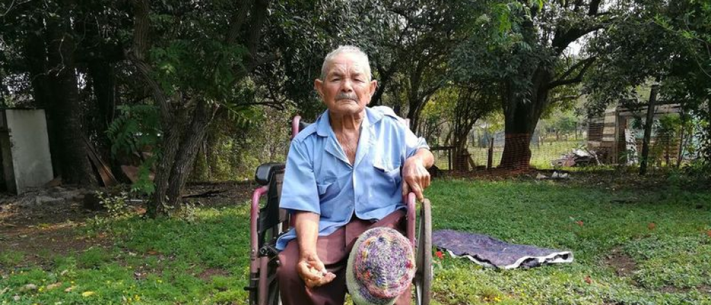 Un hombre espera cada día en la puerta que su hijo vuelva de Malvinas