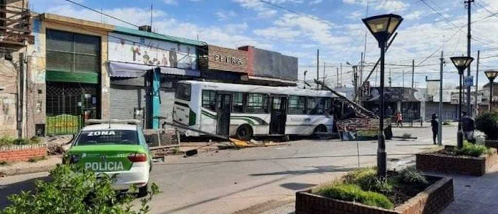 Un joven y un menor borrachos robaron un micro y lo chocaron