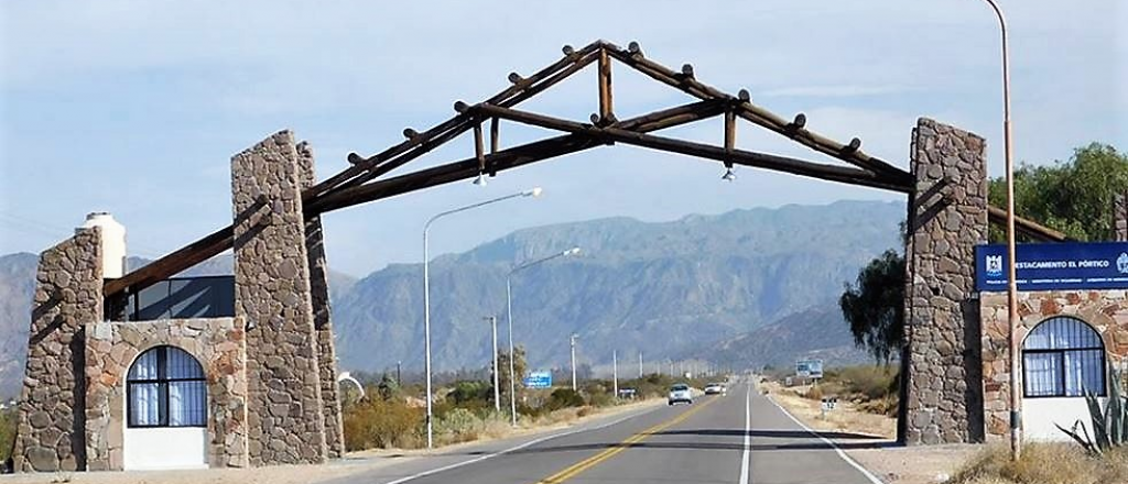 Volvía borracho de Valle Grande y chocó un móvil policial