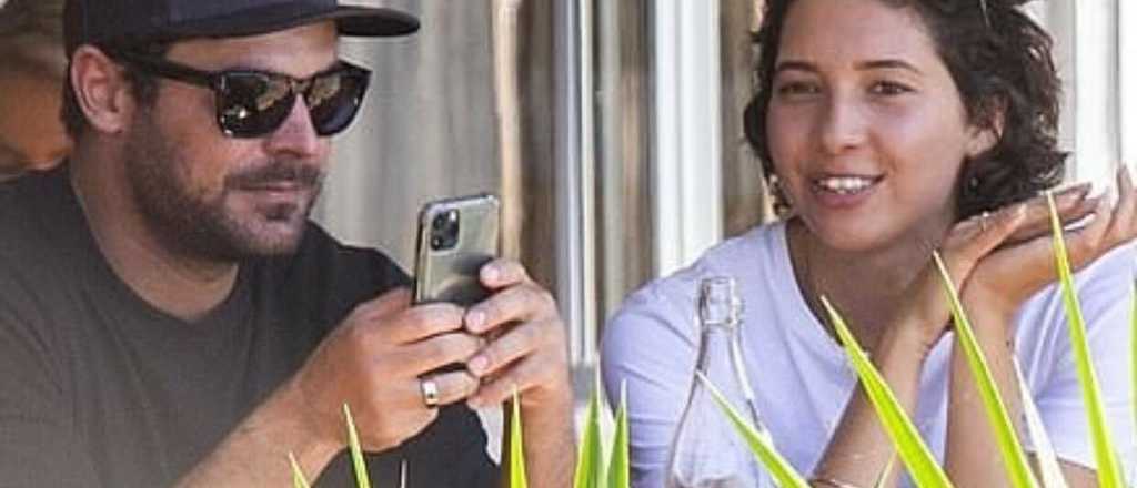 Zac Efron, novio feliz con la moza que le sirvió el café