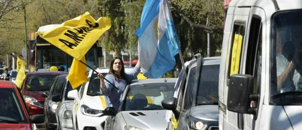 Profesionales de la Salud de Mendoza protestaron en Casa de Gobierno