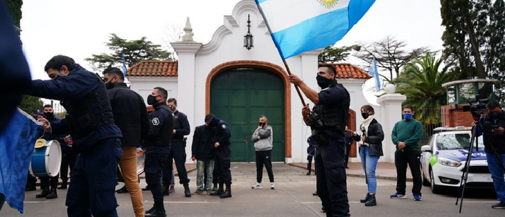 Policías le entregaron un petitorio a Alberto Fernández en Olivos