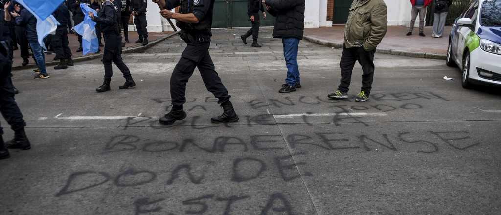 Policías le entregaron un petitorio a Alberto Fernández en Olivos