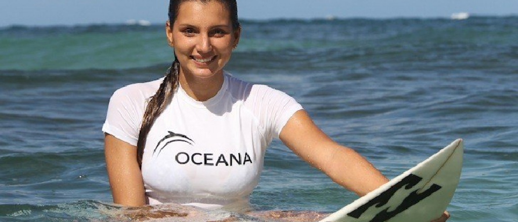 Video: es brasileña, surfeó una gigantesca ola y batió un récord mundial