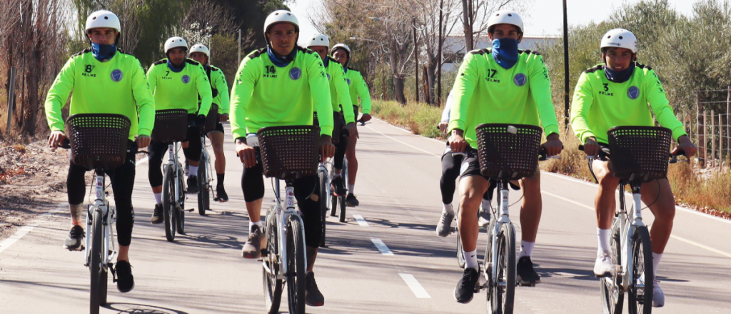 Los jugadores del Tomba anduvieron en bici por los Caminos del Vino