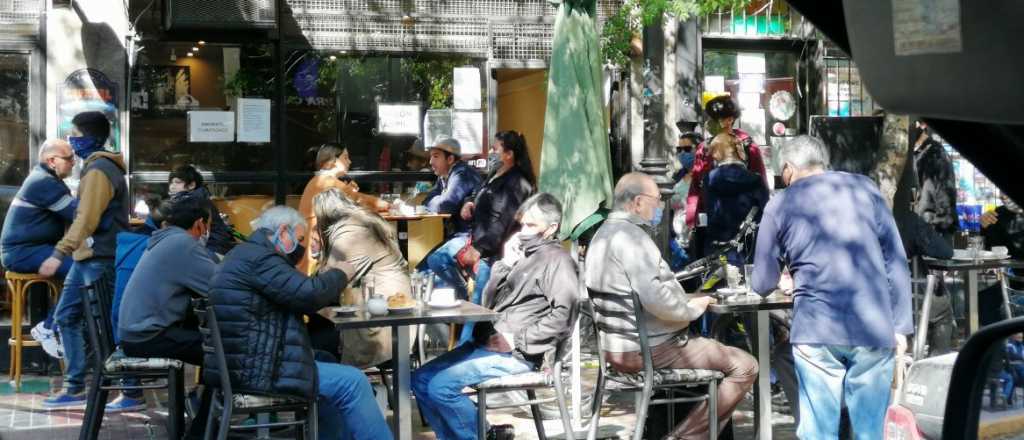 Distancia social cero: así luce la calle Necochea en el Centro